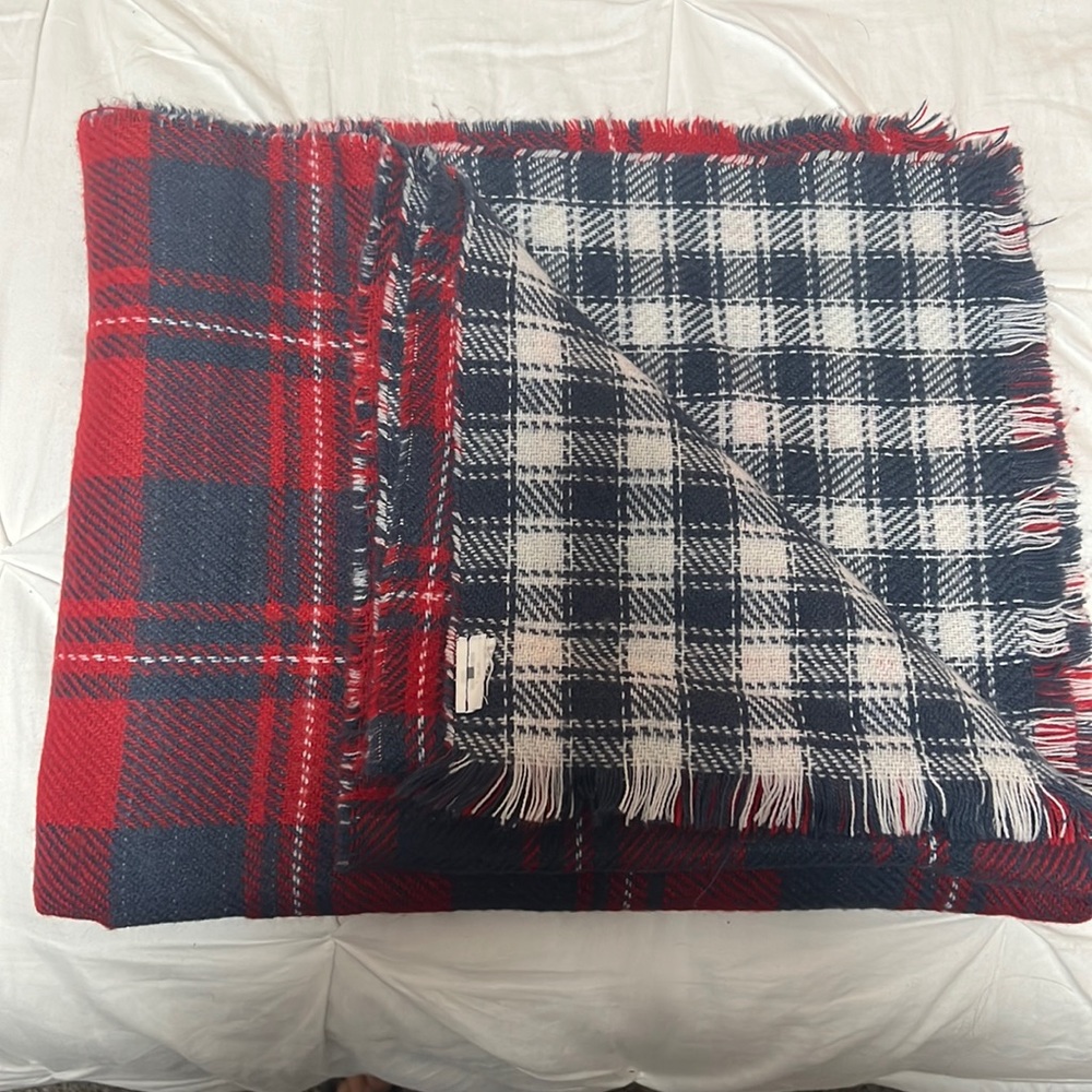 Reversible blanket scarf